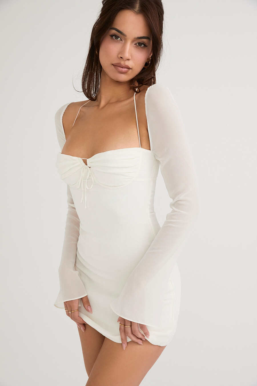 elfenbeinfarbenes chiffon-halter-minikleid