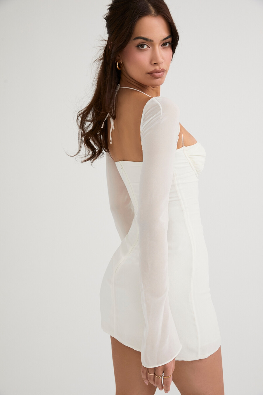elfenbeinfarbenes chiffon-halter-minikleid