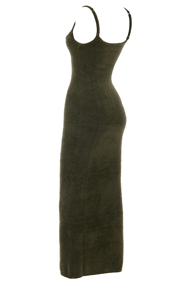 khakifarbenes weiches flauschiges strick-maxikleid