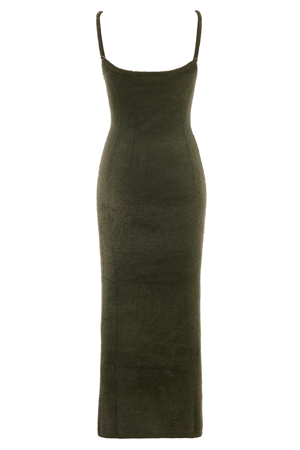 khakifarbenes weiches flauschiges strick-maxikleid