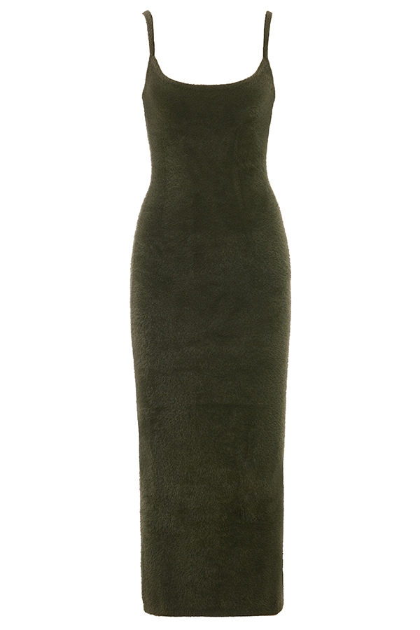khakifarbenes weiches flauschiges strick-maxikleid