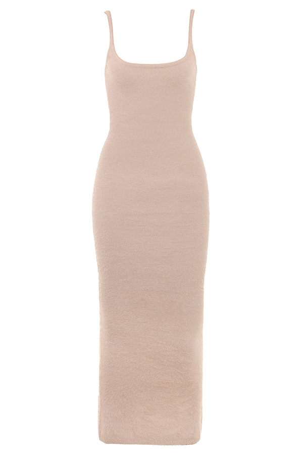 beigefarbenes weiches flauschiges strick-maxikleid