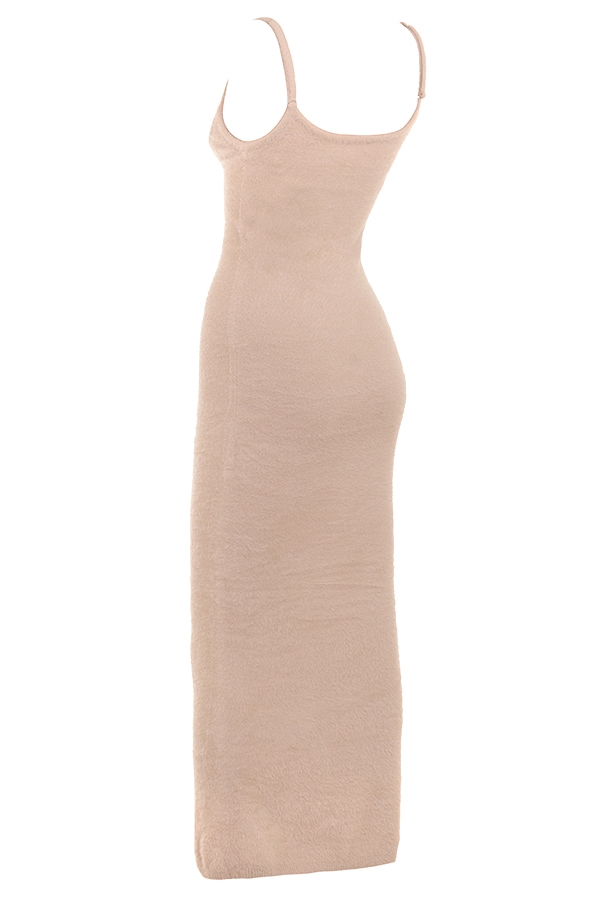 beigefarbenes weiches flauschiges strick-maxikleid
