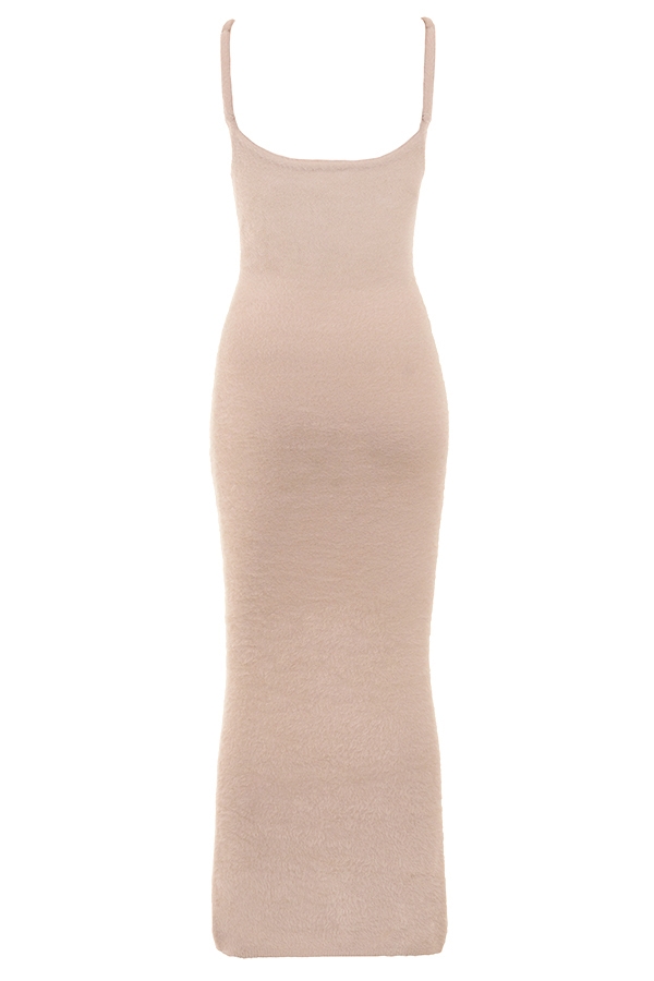 beigefarbenes weiches flauschiges strick-maxikleid