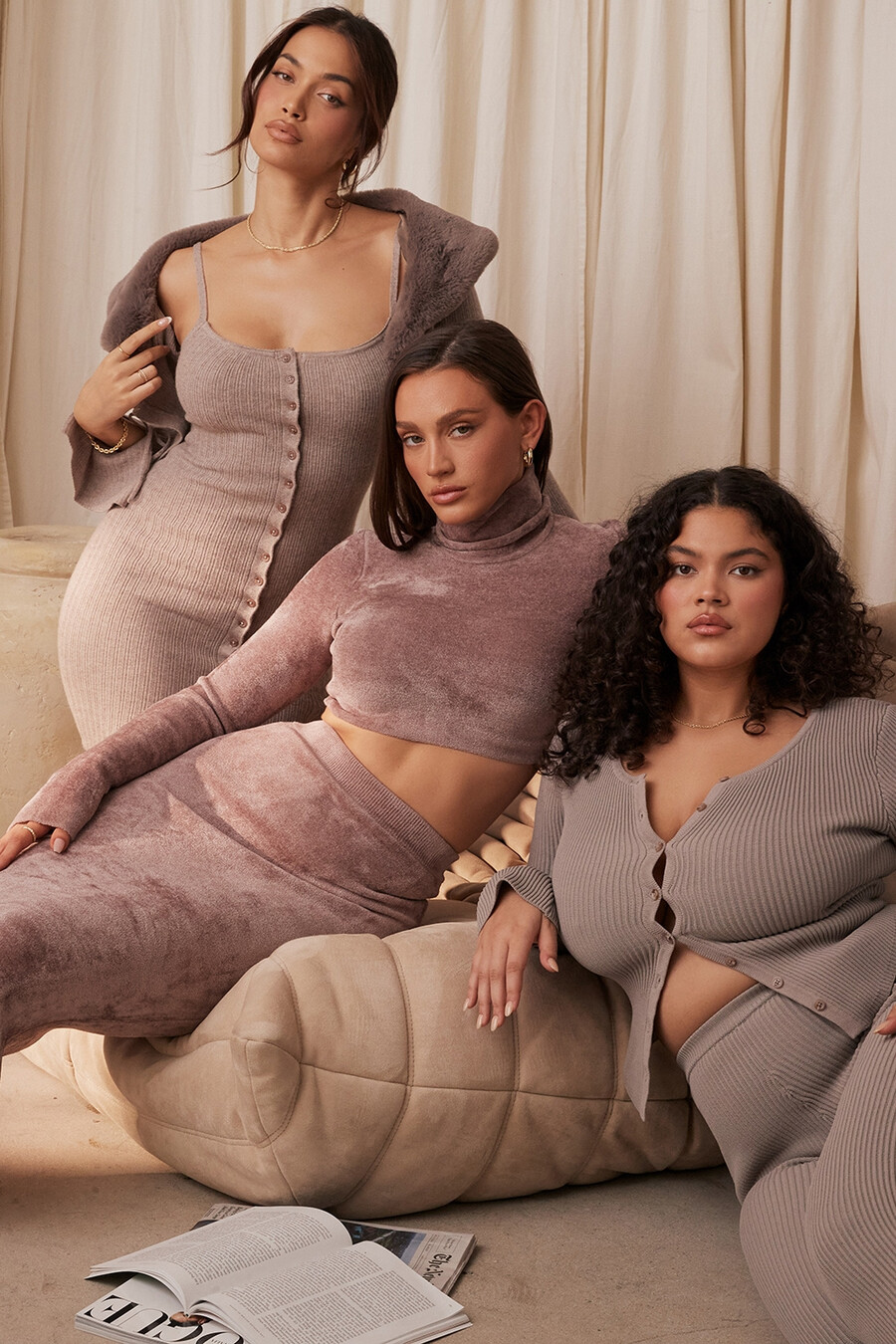 beigefarbenes kaschmir-strickkleid in midi-länge