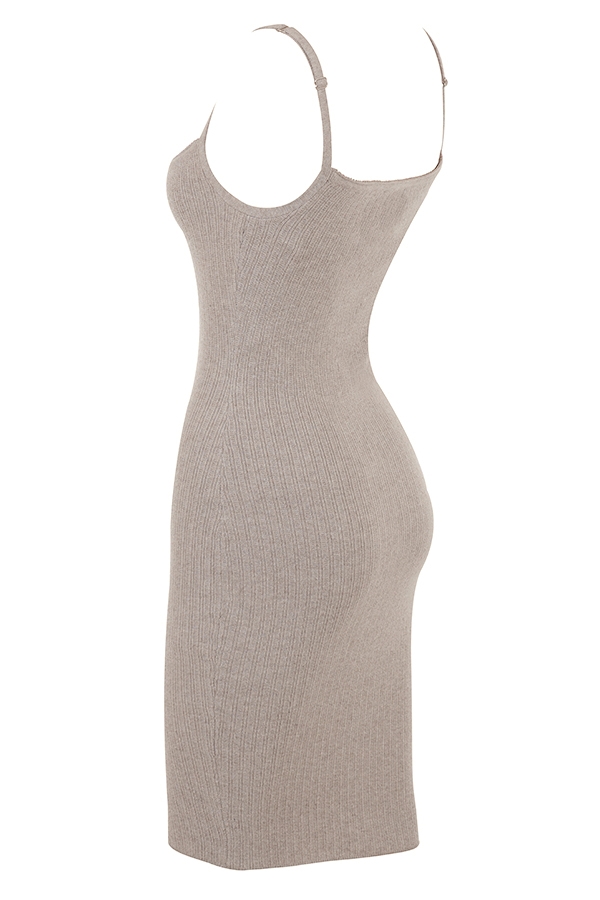 beigefarbenes kaschmir-strickkleid in midi-länge