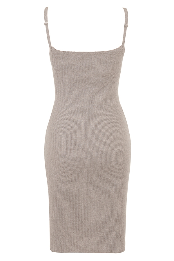 beigefarbenes kaschmir-strickkleid in midi-länge