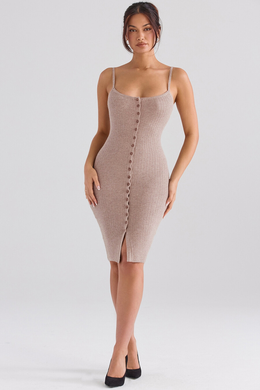 beigefarbenes kaschmir-strickkleid in midi-länge