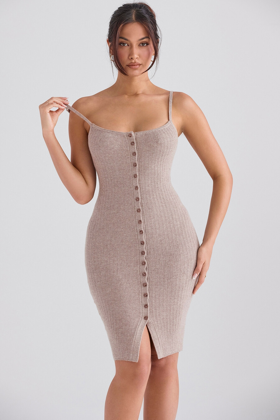 beigefarbenes kaschmir-strickkleid in midi-länge