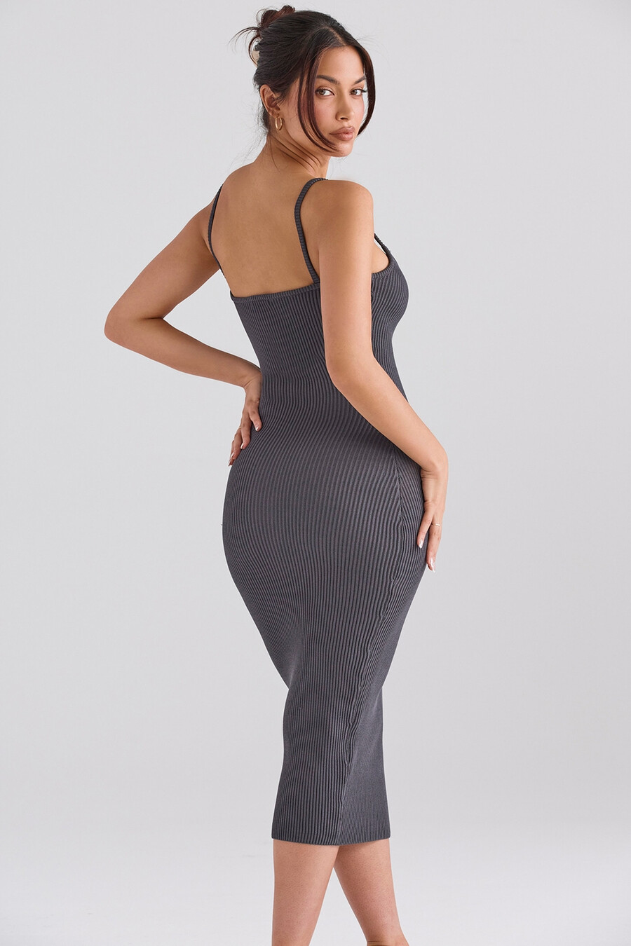 anthrazitfarbenes strick-midikleid