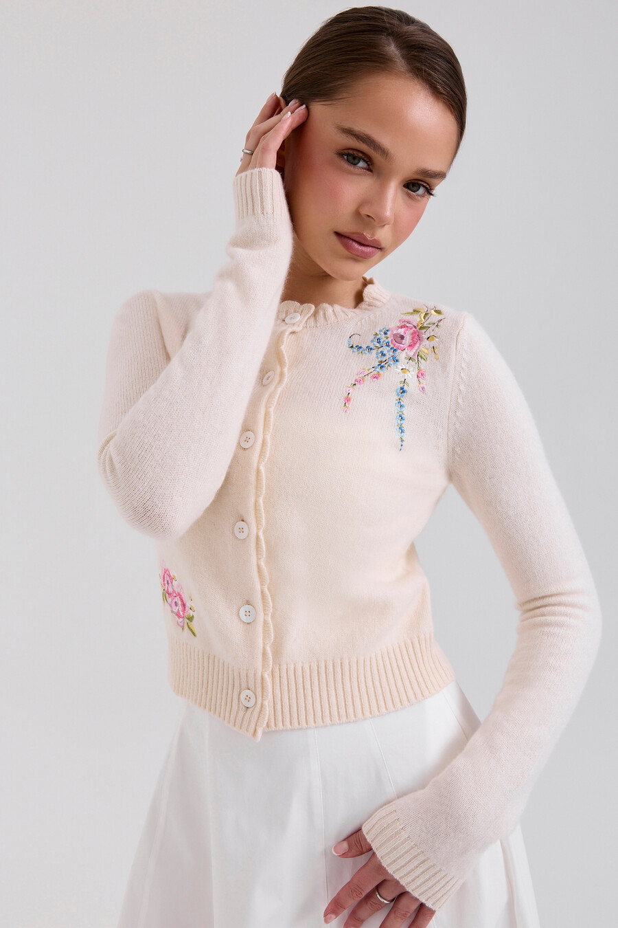 cremefarbener cardigan aus lammwolle mit blumenstickerei