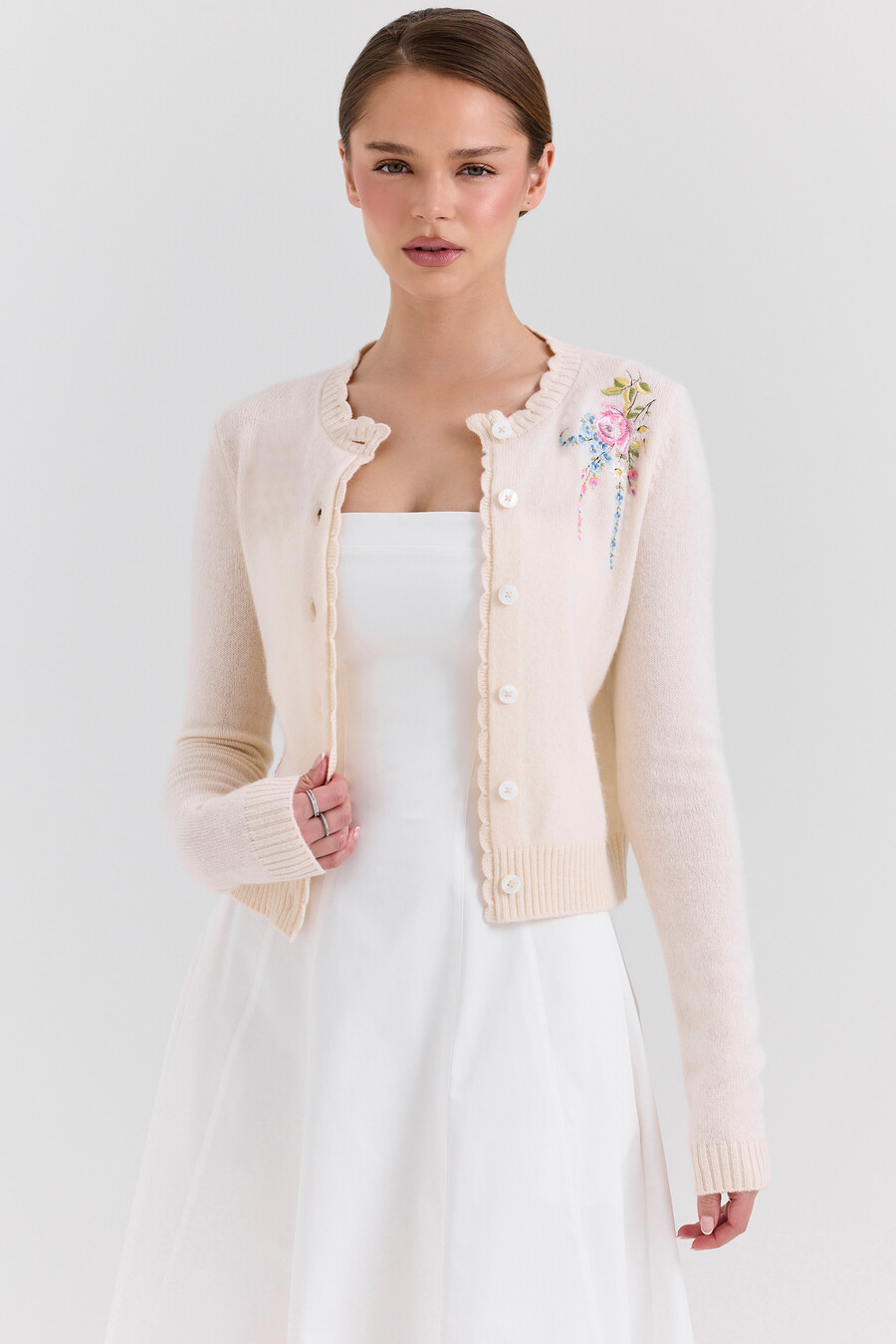 cremefarbener cardigan aus lammwolle mit blumenstickerei