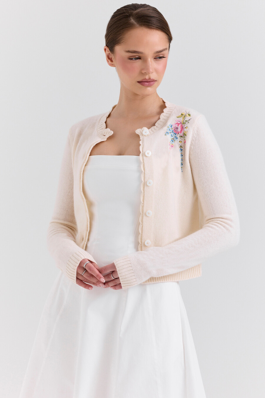 cremefarbener cardigan aus lammwolle mit blumenstickerei