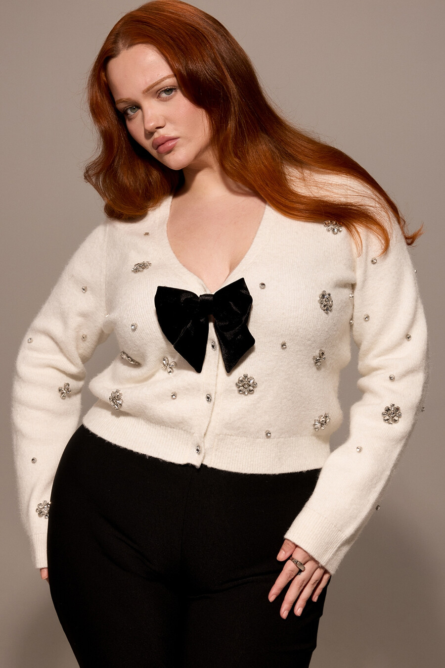 elfenbeinfarbene weiche mohair-strickjacke mit verzierungen