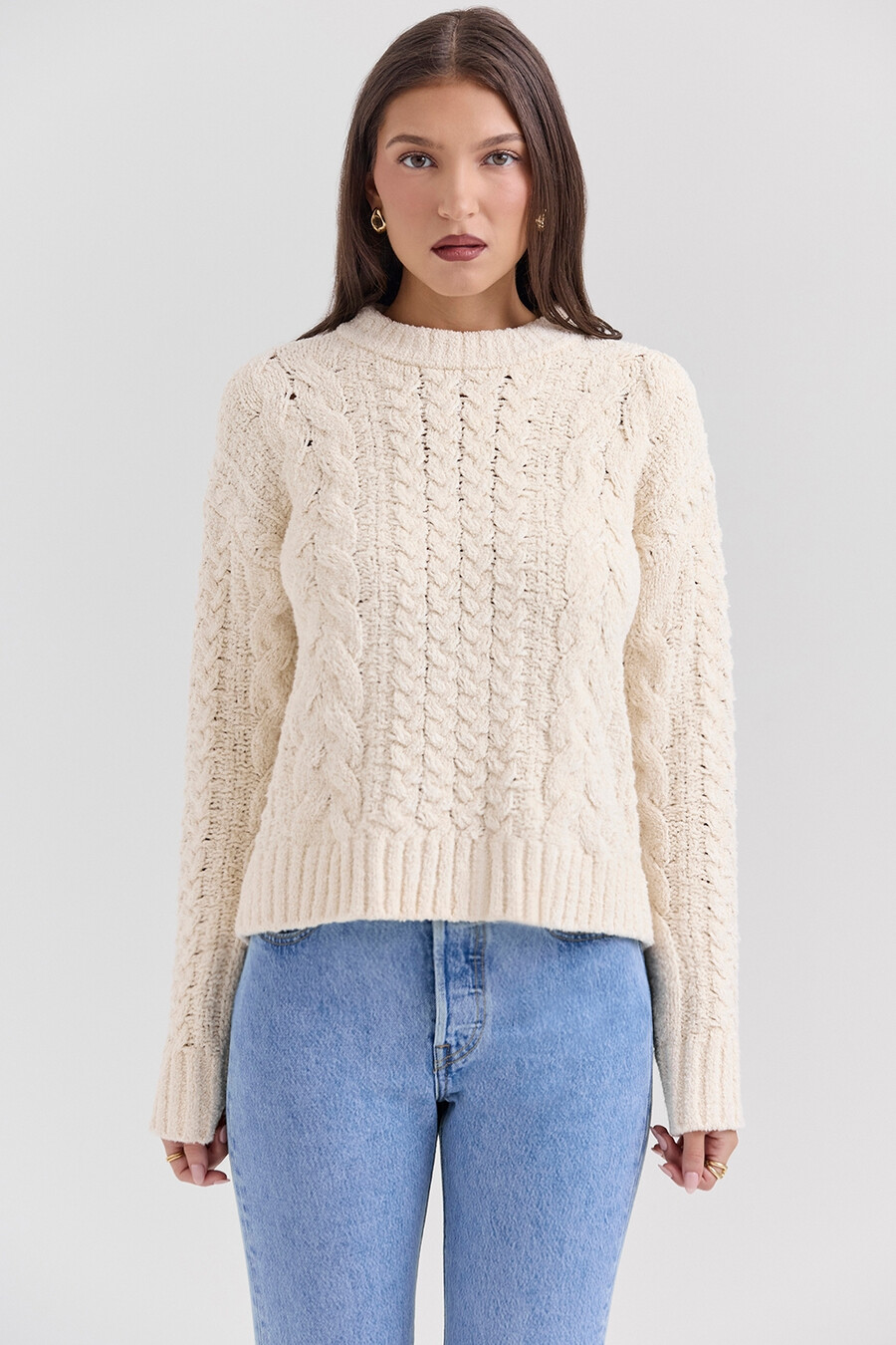 cremefarbener grobstrickpullover mit zopfmuster