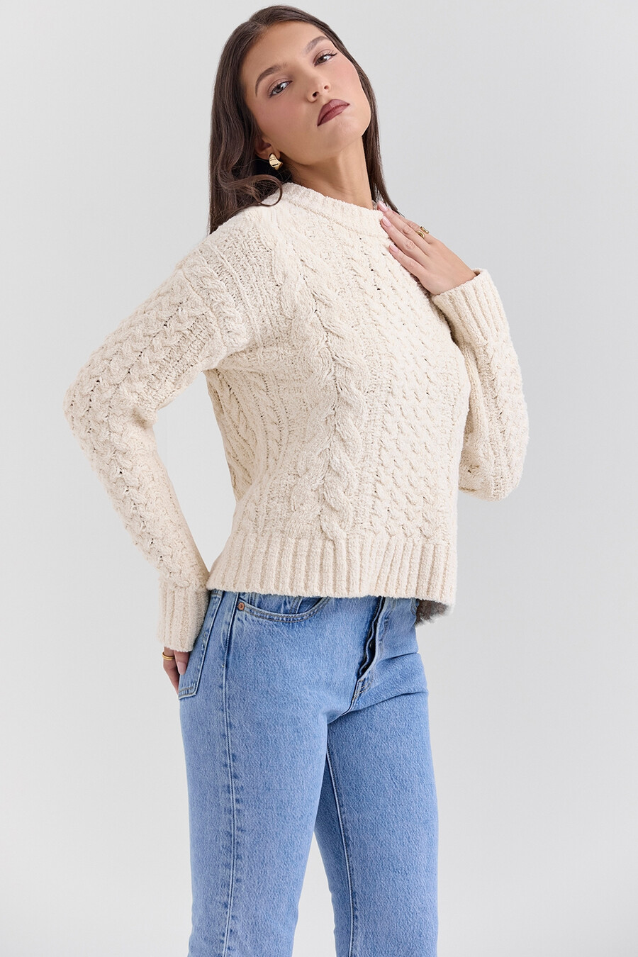 cremefarbener grobstrickpullover mit zopfmuster