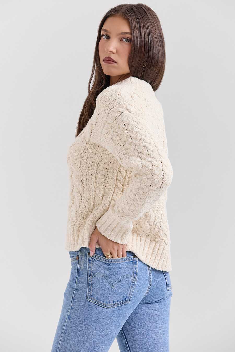 cremefarbener grobstrickpullover mit zopfmuster