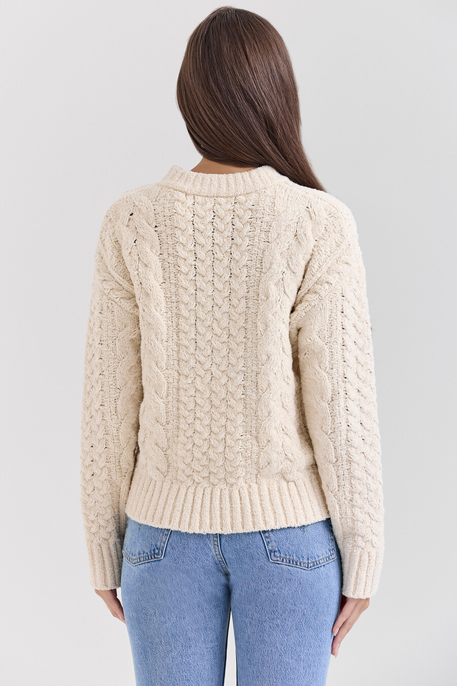 cremefarbener grobstrickpullover mit zopfmuster