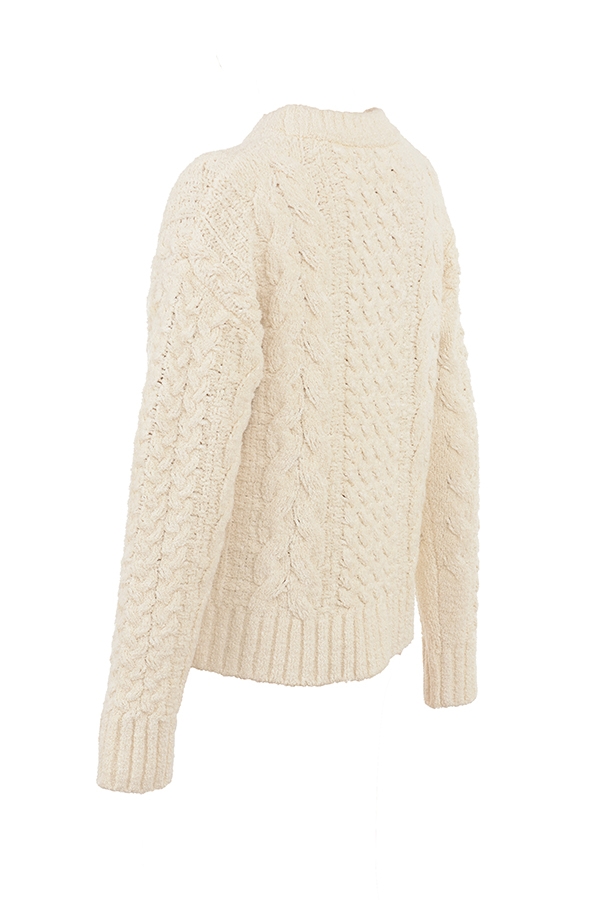 cremefarbener grobstrickpullover mit zopfmuster
