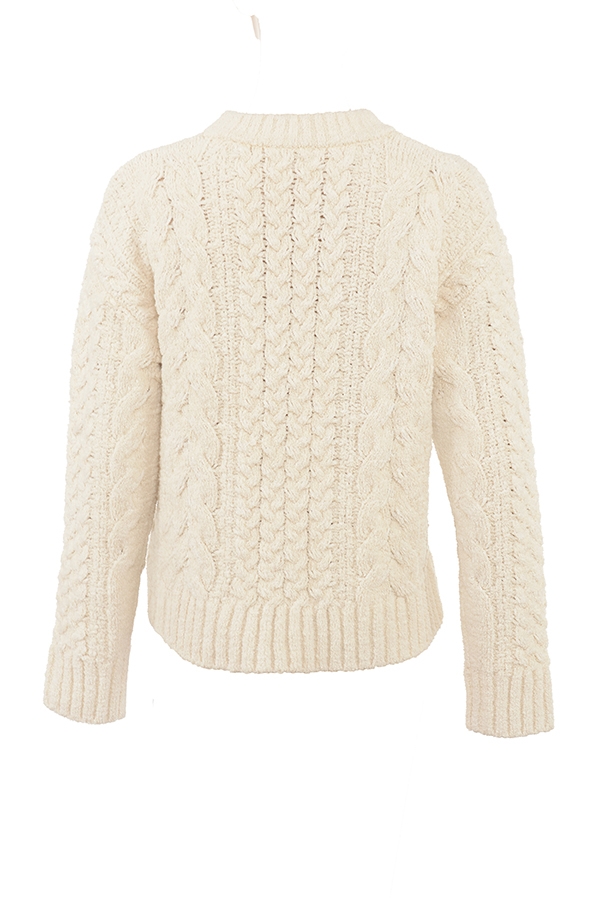 cremefarbener grobstrickpullover mit zopfmuster