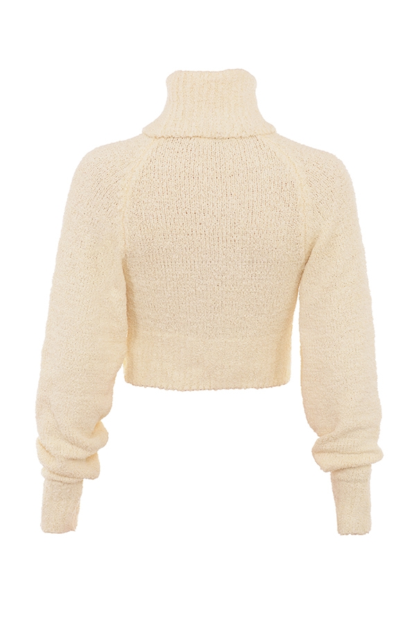 cremefarbener weicher bouclé-strickpullover in kurzem schnitt