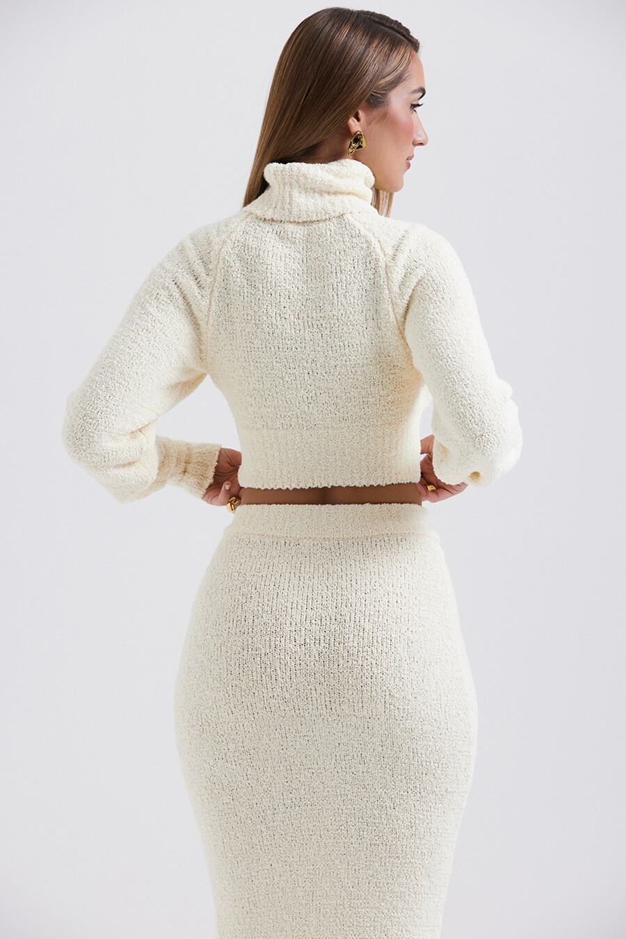 cremefarbener weicher bouclé-strickpullover in kurzem schnitt