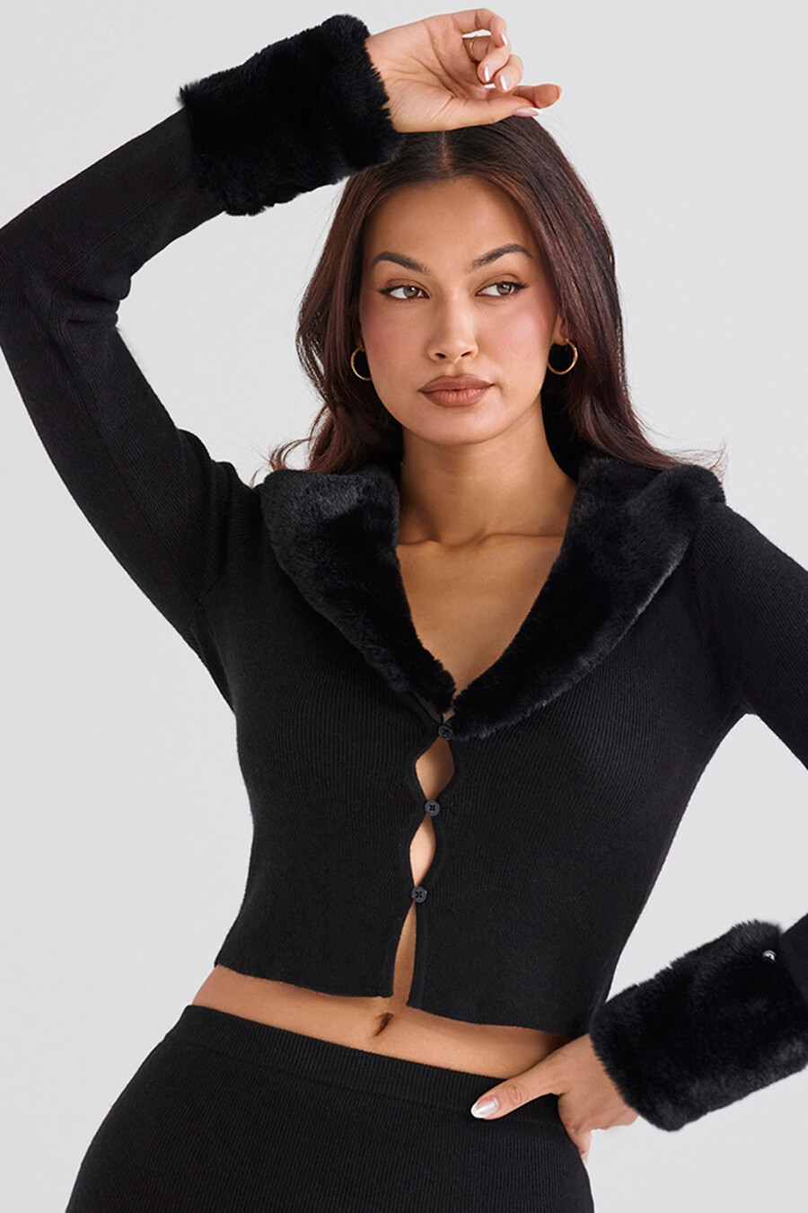 schwarze strickjacke mit kunstpelzbesatz
