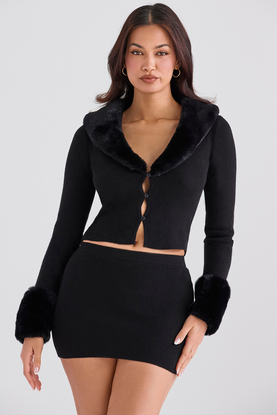 schwarze strickjacke mit kunstpelzbesatz