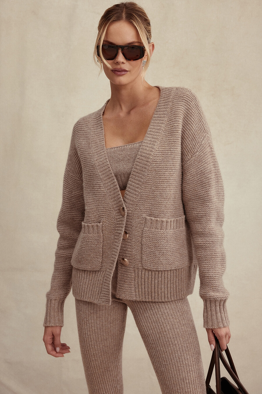 gerstengrauer grob gestrickter cardigan aus naturwolle