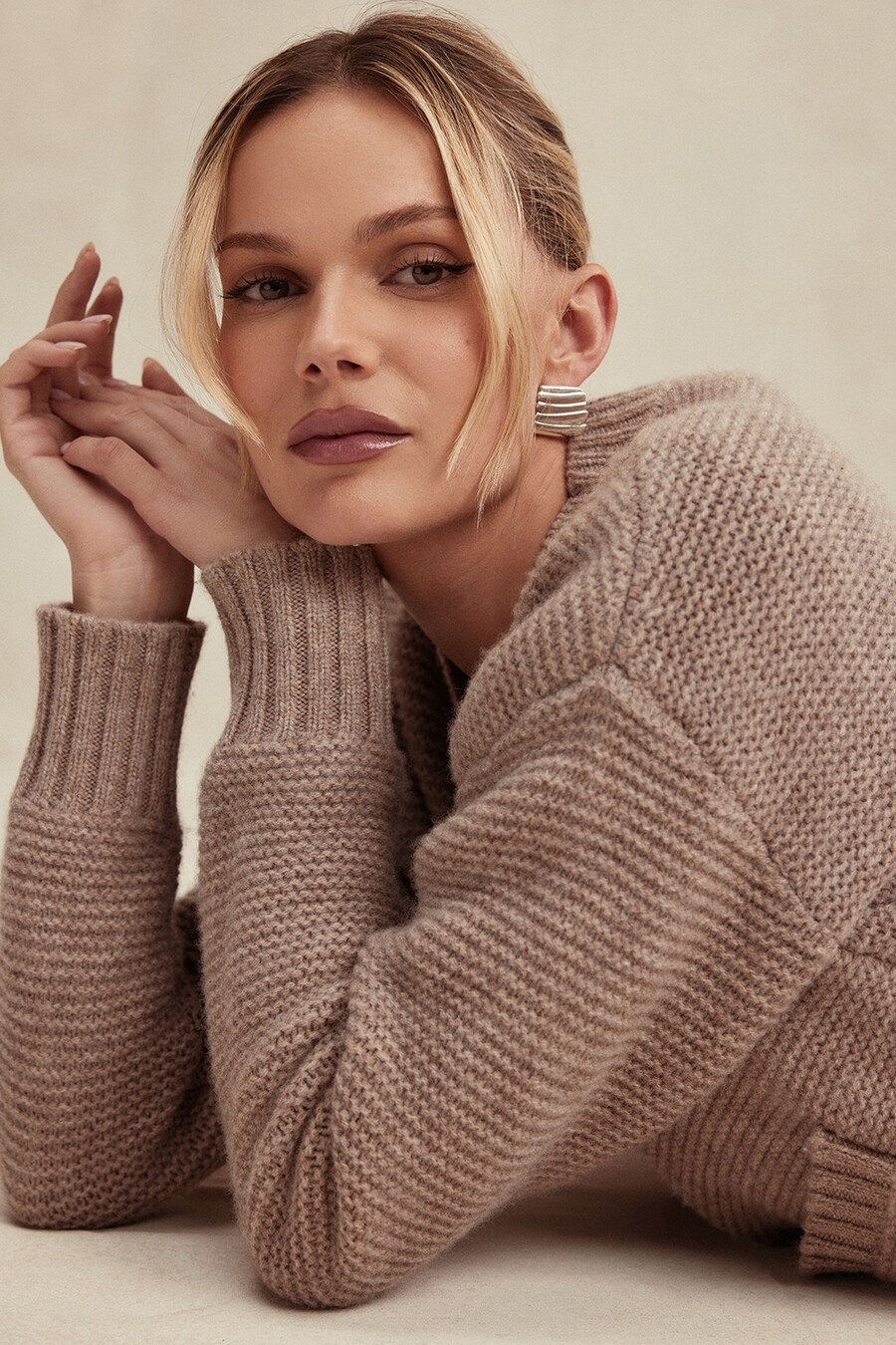 gerstengrauer grob gestrickter cardigan aus naturwolle