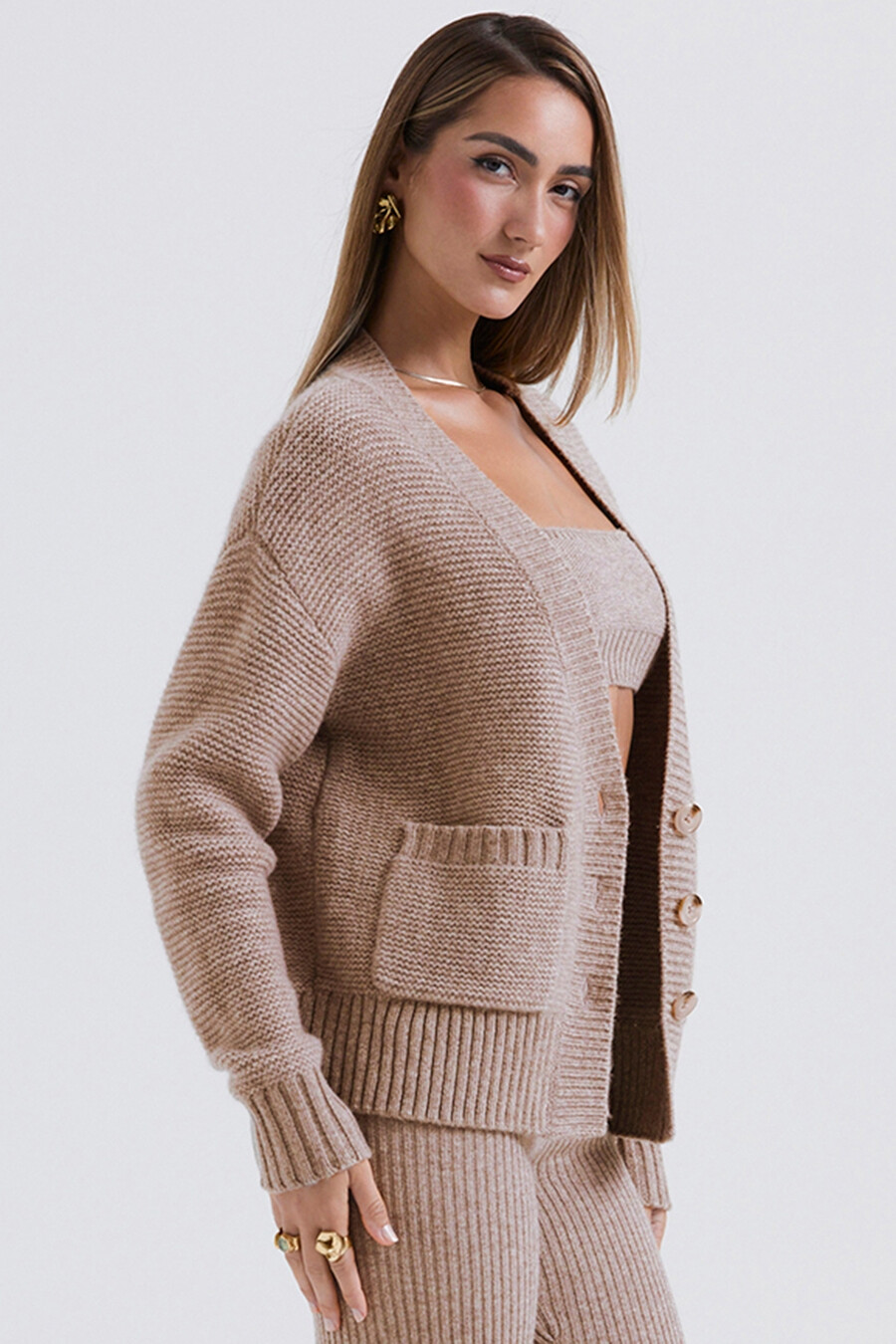 gerstengrauer grob gestrickter cardigan aus naturwolle