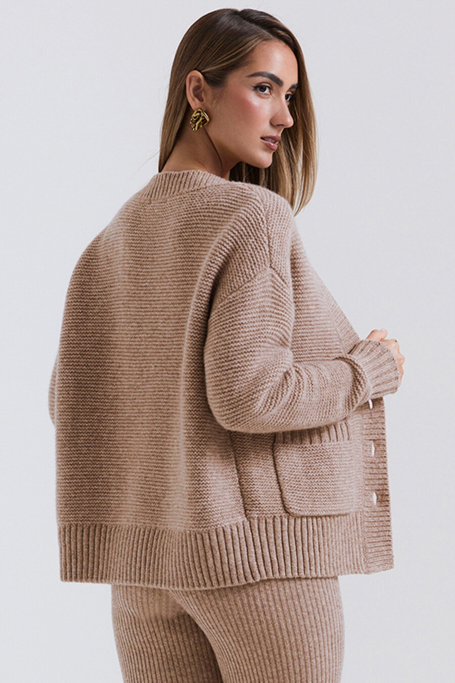 gerstengrauer grob gestrickter cardigan aus naturwolle