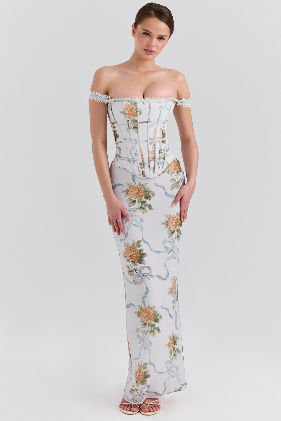 hellblaues maxikleid mit vintage-print und korsettmuster
