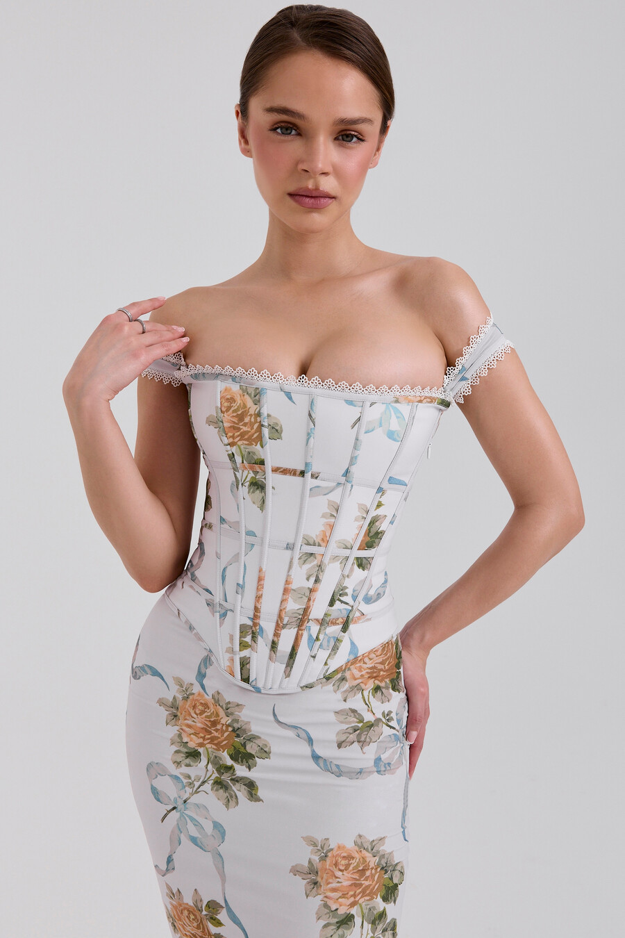 hellblaues maxikleid mit vintage-print und korsettmuster