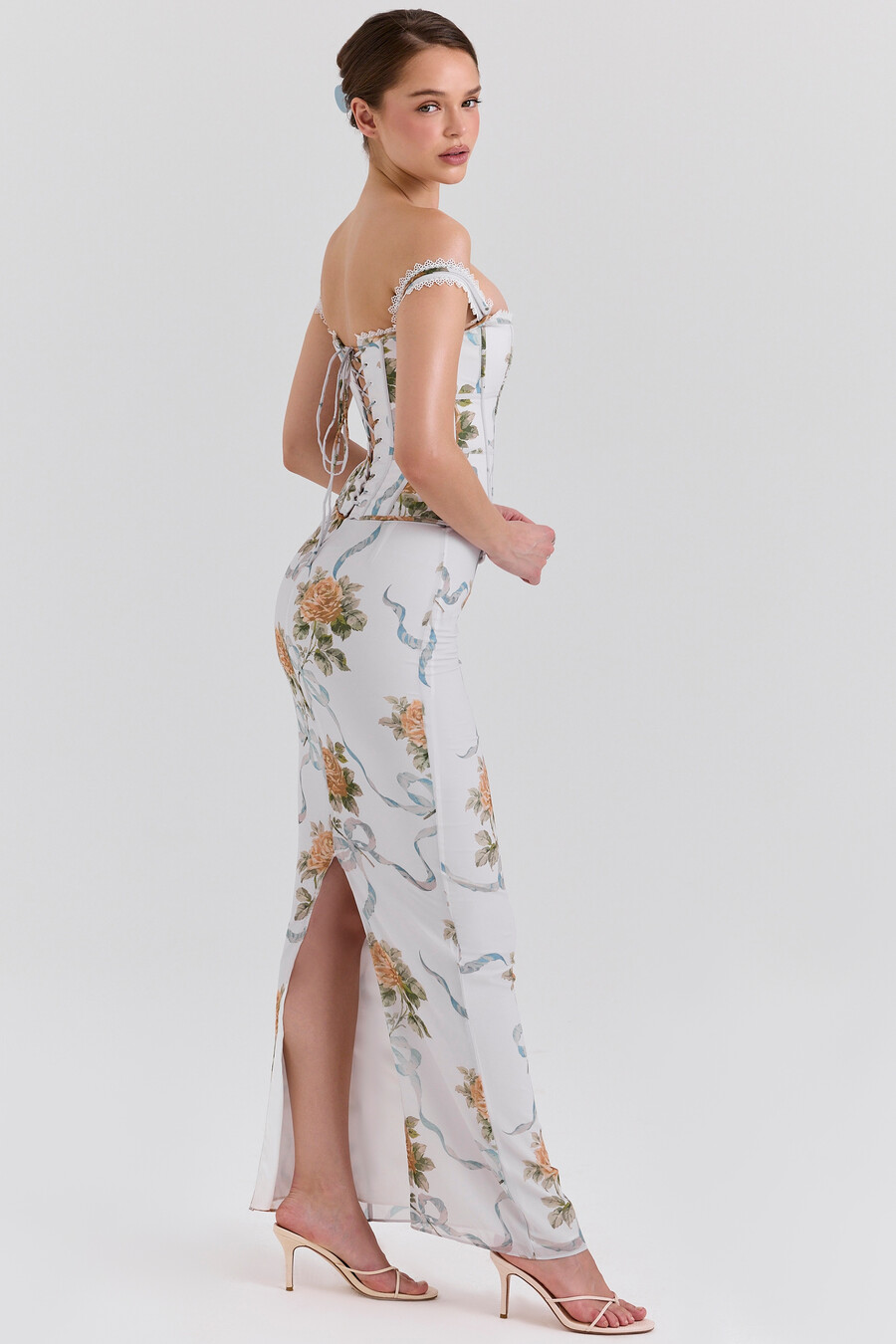 hellblaues maxikleid mit vintage-print und korsettmuster