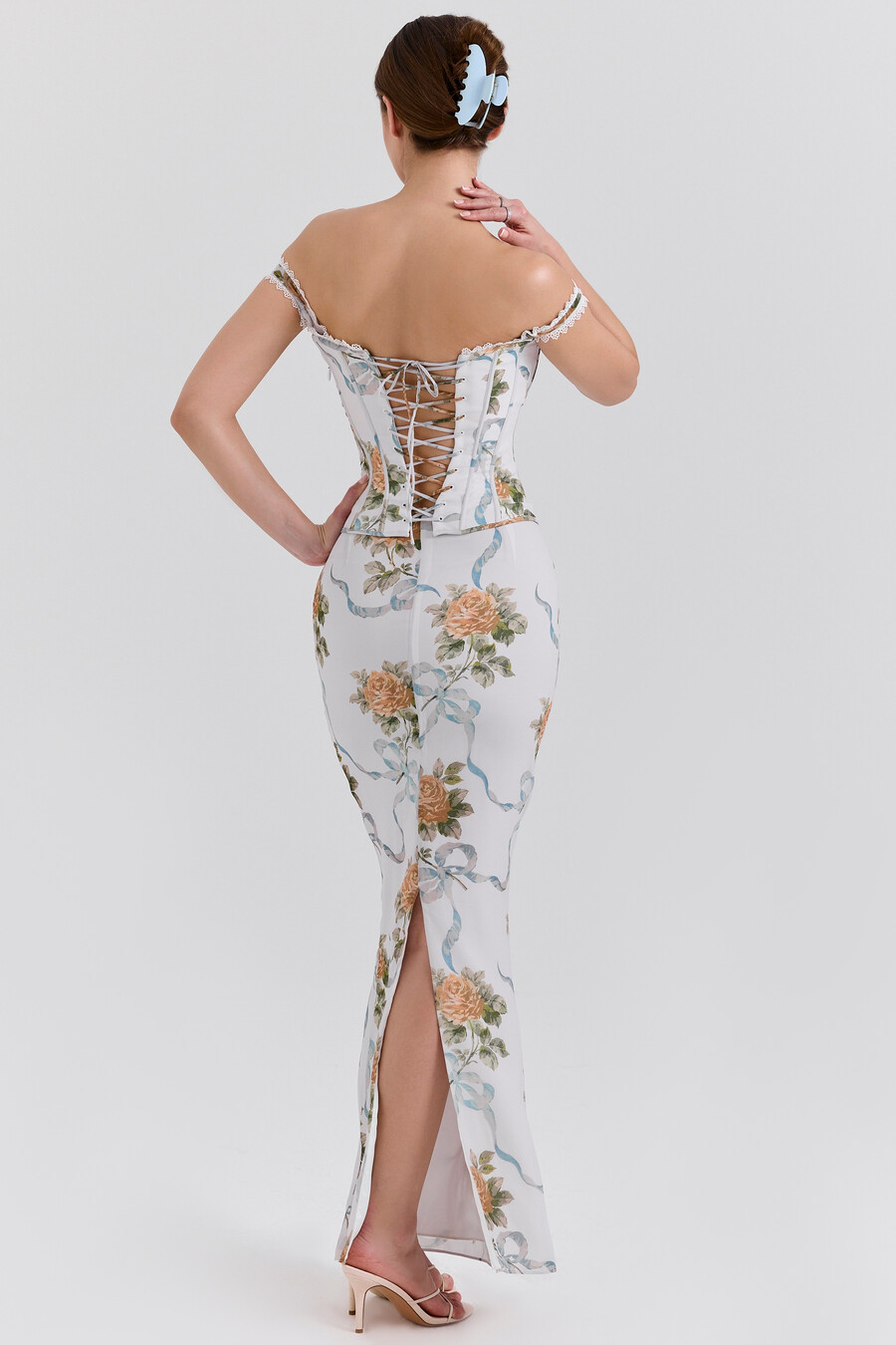 hellblaues maxikleid mit vintage-print und korsettmuster