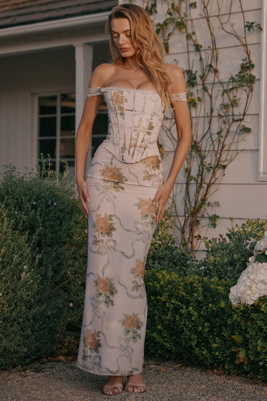 hellblaues maxikleid mit vintage-print und korsettmuster