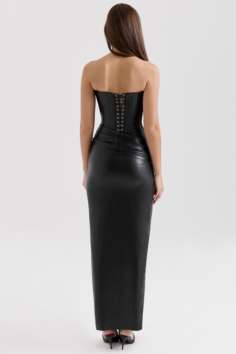 schwarzes trägerloses midikleid aus veganem leder