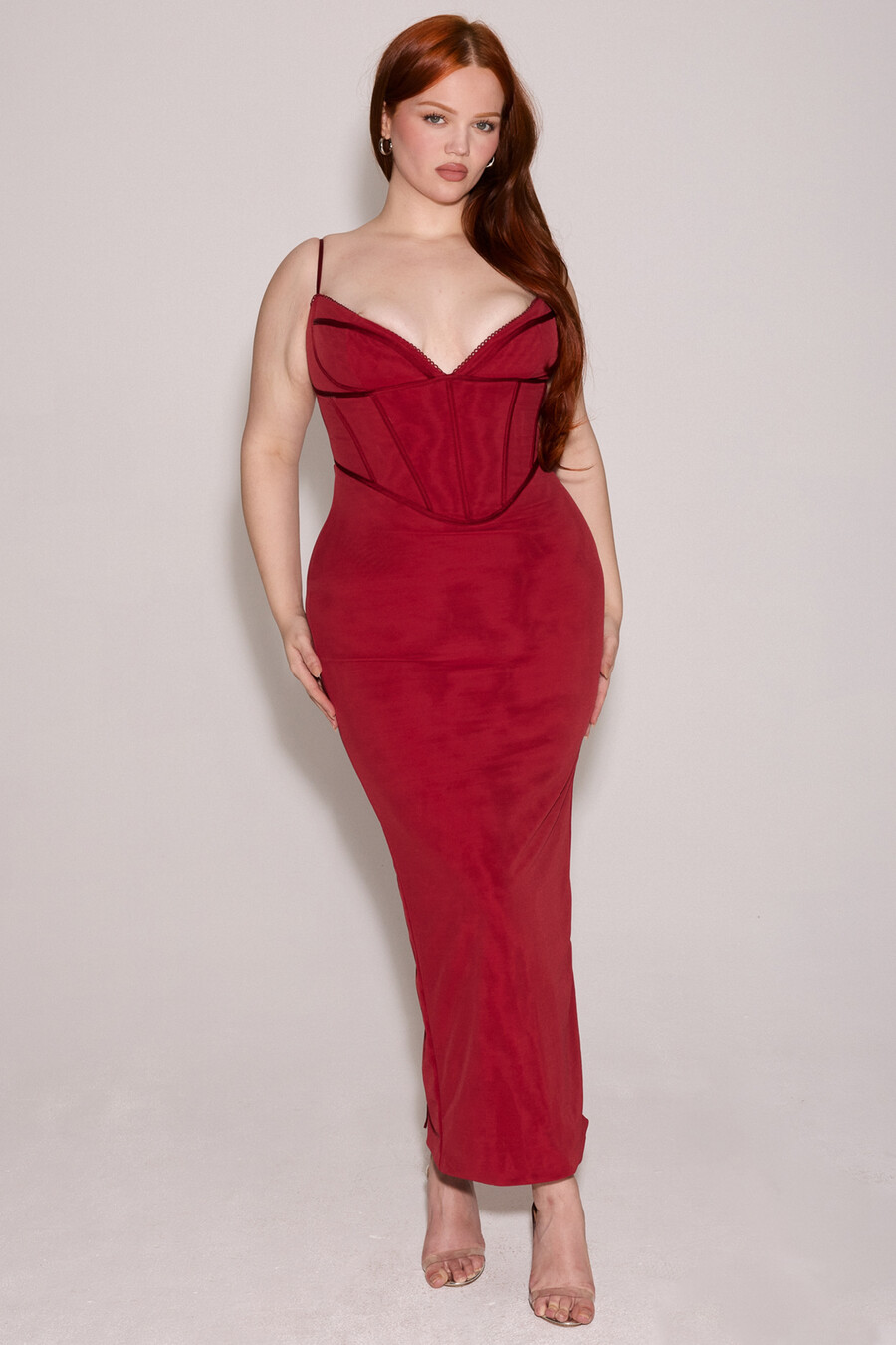 weinrotes figurbetontes maxikleid aus mesh