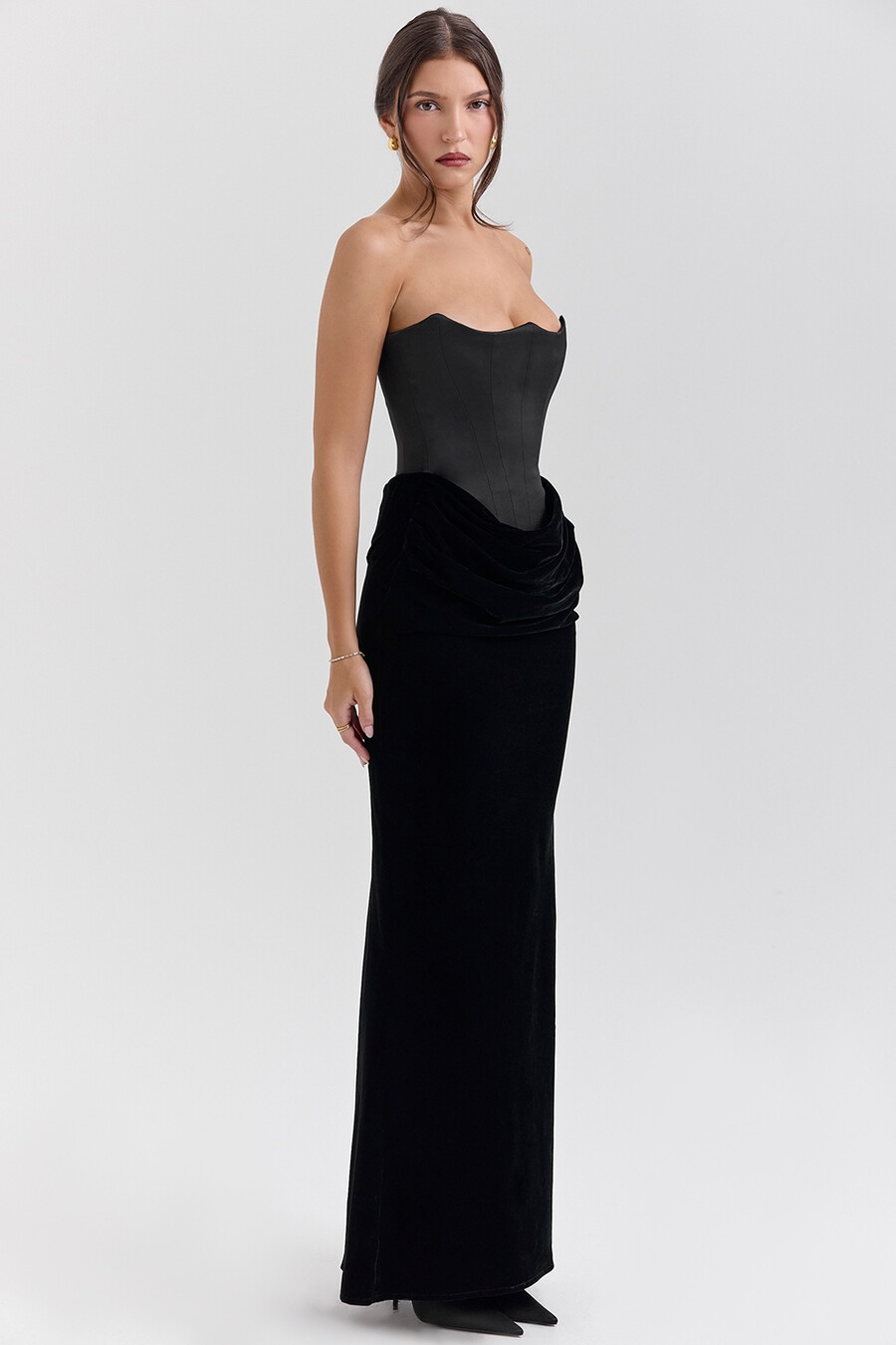 schwarzes samt-maxikleid ohne träger und korsett
