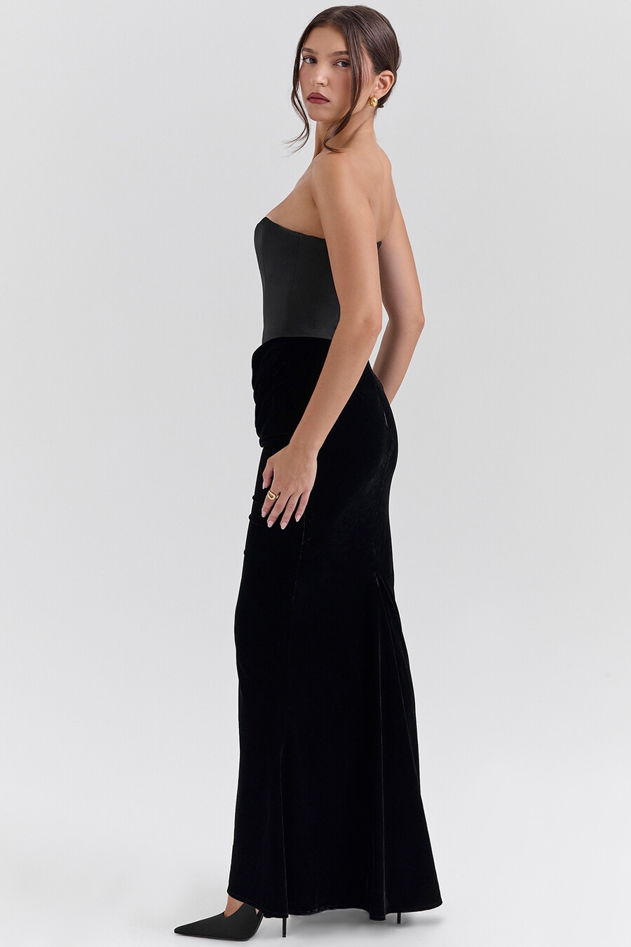 schwarzes samt-maxikleid ohne träger und korsett