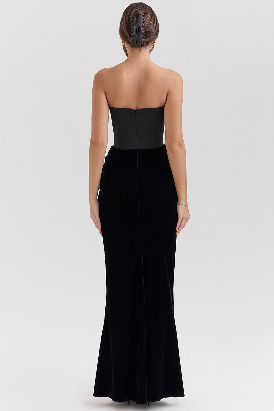 schwarzes samt-maxikleid ohne träger und korsett