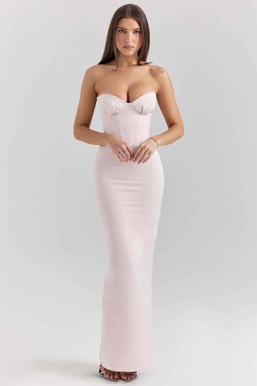 rosafarbenes satin-midikleid