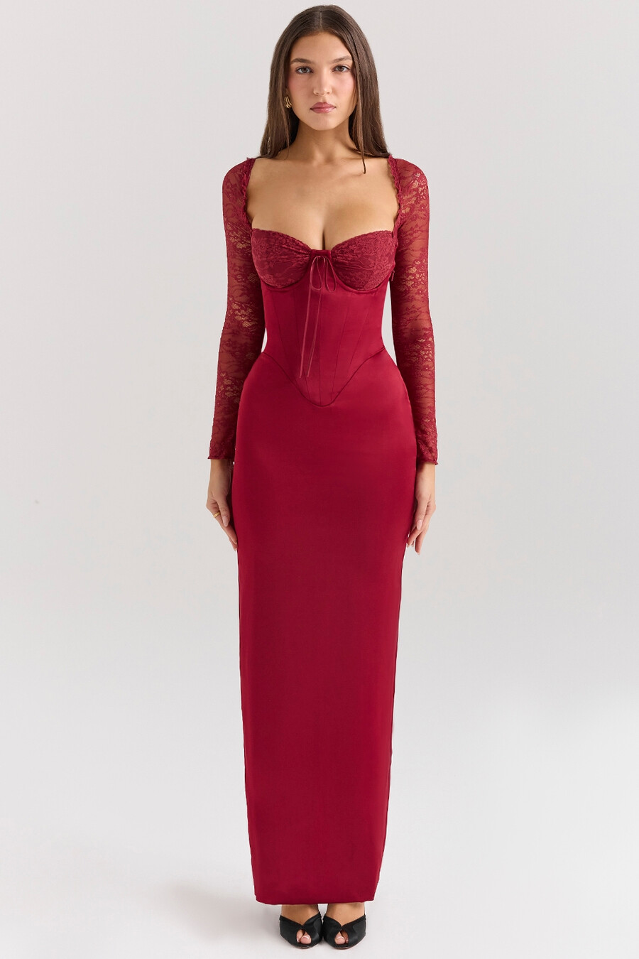 beerenfarbenes satin-maxikleid mit korsett