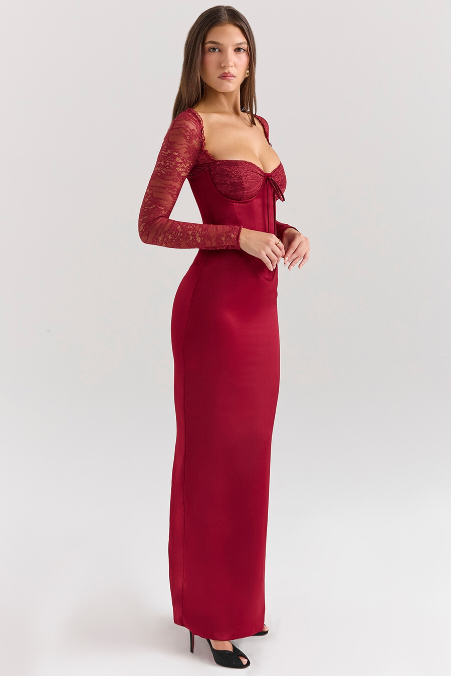 beerenfarbenes satin-maxikleid mit korsett