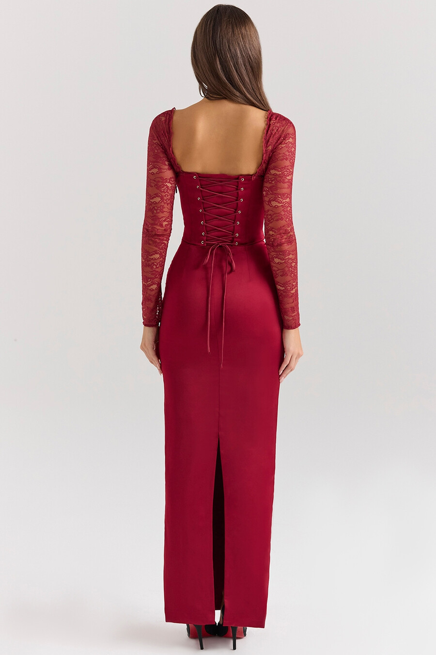 beerenfarbenes satin-maxikleid mit korsett