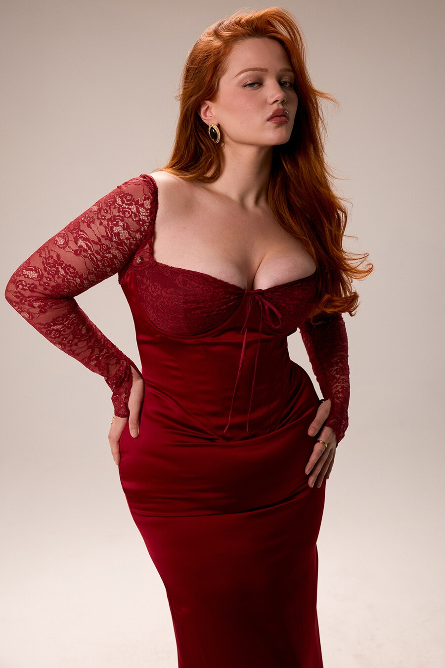 beerenfarbenes satin-maxikleid mit korsett
