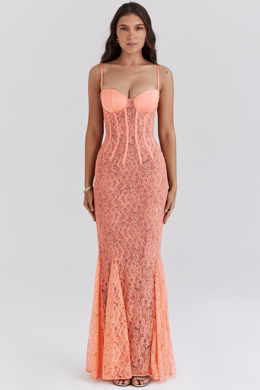 sorbetfarbenes maxikleid aus spitze mit godet-effekt