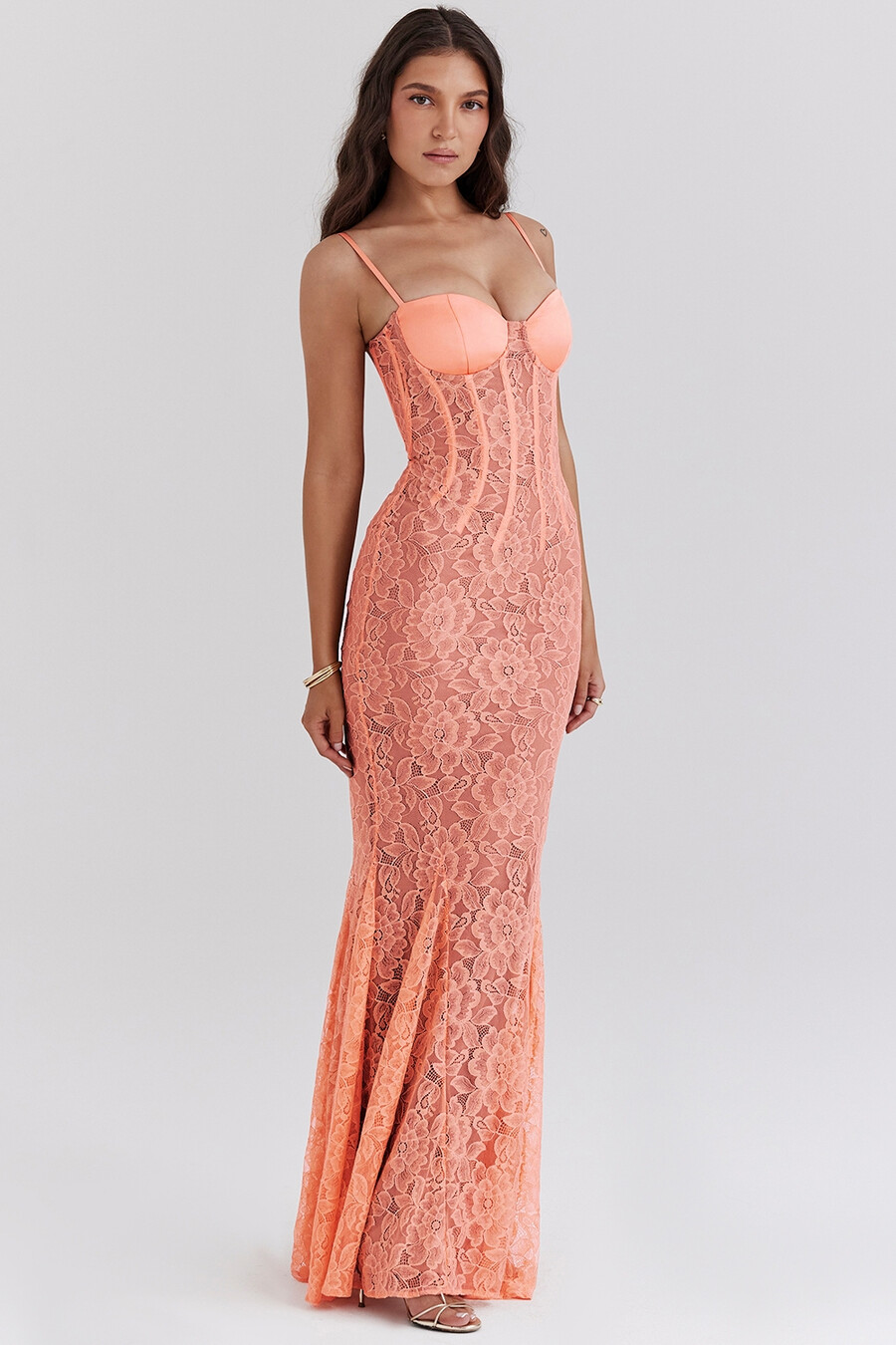 sorbetfarbenes maxikleid aus spitze mit godet-effekt