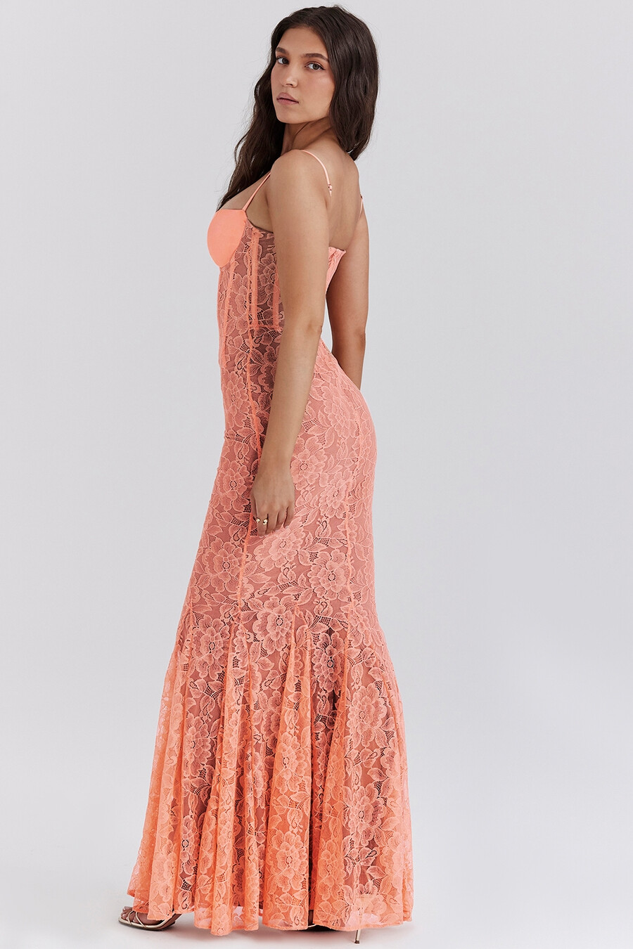 sorbetfarbenes maxikleid aus spitze mit godet-effekt